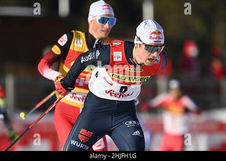 Vinzenz GEIGER (GER) di fronte a Johannes LAMPARTER (AUT), sci di fondo. Gara individuale Gundersen NH/10 km, FIS World Cup Nordic combinato a Seefeld/Tirolo il 29th gennaio 2022 Foto Stock