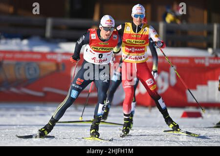 Vinzenz GEIGER (GER) di fronte a Johannes LAMPARTER (AUT), sci di fondo. Gara individuale Gundersen NH/10 km, FIS World Cup Nordic combinato a Seefeld/Tirolo il 29th gennaio 2022 Foto Stock