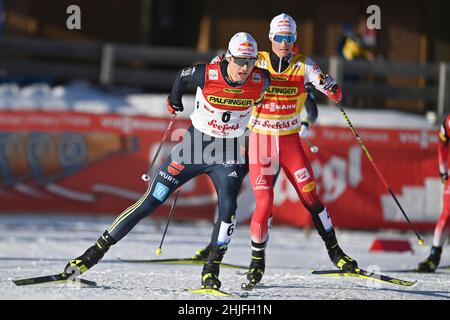 Vinzenz GEIGER (GER) di fronte a Johannes LAMPARTER (AUT), sci di fondo. Gara individuale Gundersen NH/10 km, FIS World Cup Nordic combinato a Seefeld/Tirolo il 29th gennaio 2022 Foto Stock