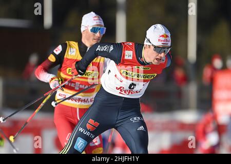 Vinzenz GEIGER (GER) di fronte a Johannes LAMPARTER (AUT), sci di fondo. Gara individuale Gundersen NH/10 km, FIS World Cup Nordic combinato a Seefeld/Tirolo il 29th gennaio 2022 Foto Stock