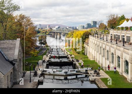 Ottawa, Canada - 14 ottobre 2021:Rideau canale serrature a Ottawa, Canada. Vista sul fiume Ottawa, sul ponte Alexandra e sulla città di Gatineau del Quebec. Foto Stock