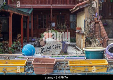 Side, Turchia - 22 gennaio 2022: Vetrina del Belen Cafe con molti aiuole in un centro storico laterale Foto Stock