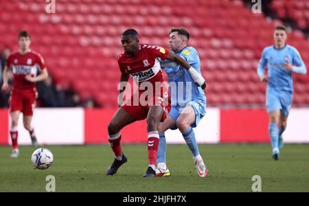 Anfernee Dijksteel di Middlesbrough (a sinistra) e Jordan Shipley di Coventry City combattono per la palla durante la partita del campionato Sky Bet al Riverside Stadium di Middlesbrough. Data foto: Sabato 29 gennaio 2022. Foto Stock