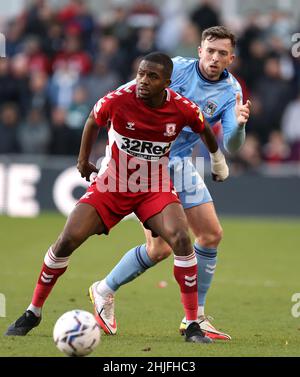 Anfernee Dijksteel di Middlesbrough (a sinistra) e Jordan Shipley di Coventry City combattono per la palla durante la partita del campionato Sky Bet al Riverside Stadium di Middlesbrough. Data foto: Sabato 29 gennaio 2022. Foto Stock