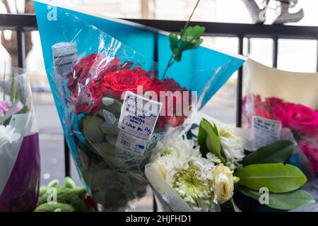 Southend on Sea, Regno Unito. 29th Jan 2022. Fiori e omaggi e messaggi di condoglianze a Victoria Plaza in ricordo di 18 anni Kacper Ksiazek, morto cadendo da un parcheggio nel centro della città il mercoledì sera. Penelope Barritt/Alamy Live News Foto Stock