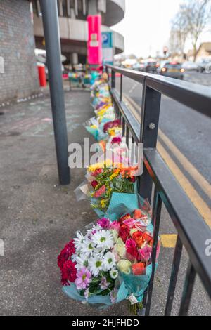 Southend on Sea, Regno Unito. 29th Jan 2022. Fiori e omaggi e messaggi di condoglianze a Victoria Plaza in ricordo di 18 anni Kacper Ksiazek, morto cadendo da un parcheggio nel centro della città il mercoledì sera. Penelope Barritt/Alamy Live News Foto Stock