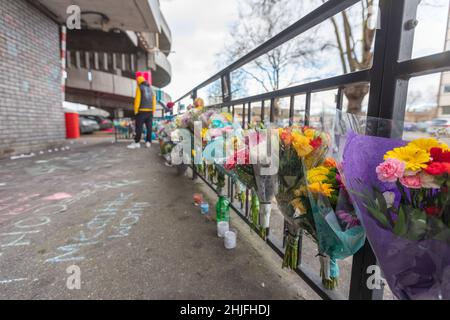 Southend on Sea, Regno Unito. 29 gennaio 2022. Un memoriale pubblico lungo un marciapiede della città presenta mazzi di fiori attaccati a una ringhiera, candele e bottiglie poste sotto, e scritta in gesso sul marciapiede che chiama "Koshae" e "Mzkayla Robin". La scena riflette il lutto comune e il ricordo in un ambiente urbano del Regno Unito. Fiori e tributi e messaggi di cordoglio al Victoria Plaza in ricordo del diciottenne Kacper Ksiazek, morto cadendo da un parcheggio nel centro della città mercoledì sera. Penelope Barritt/Alamy Live News Foto Stock