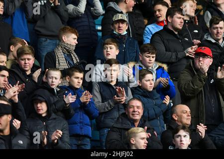 LONDRA, REGNO UNITO. GENNAIO 29th i tifosi rendono omaggio a Isla Caton nei 7th minuti durante la partita Sky Bet Championship tra Millwall e West Bromwich Albion al Den, Londra sabato 29th gennaio 2022. (Credit: Ivan Yordanov | MI News) Credit: MI News & Sport /Alamy Live News Foto Stock