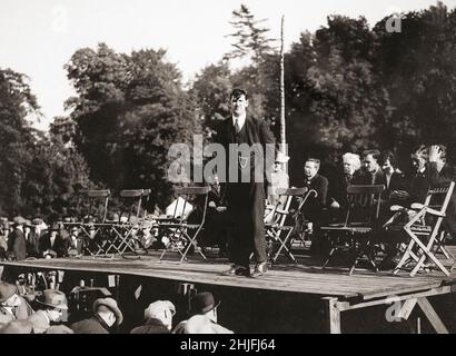 Una fotografia d'epoca di Michael Collins (1890-1922), rivoluzionario irlandese, soldato e politico che fu una figura di spicco nella lotta dei primi del 20th secolo per l'indipendenza irlandese parlando ad Armagh nel 1921. È stato presidente del governo provvisorio dello Stato libero irlandese dal gennaio 1922, e comandante in capo dell'esercito nazionale da luglio fino alla sua morte in un agguato nell'agosto 1922, durante la guerra civile. Foto Stock