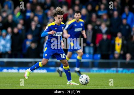 WIMBLEDON, REGNO UNITO. JAN 29th Ayoub Assal di AFC Wimbledon controlla la palla durante la partita della Sky Bet League 1 tra AFC Wimbledon e Shrewsbury Town a Plow Lane, Wimbledon sabato 29th gennaio 2022. (Credit: Federico Maranesi | MI News) Credit: MI News & Sport /Alamy Live News Foto Stock