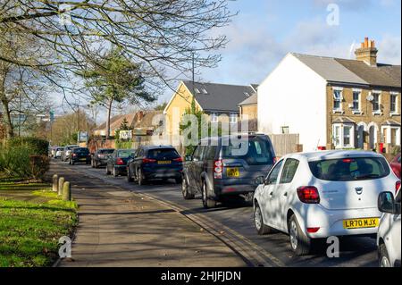 Slough, Berkshire, Regno Unito. 29th Gennaio 2022. M4 traffico deviato in coda sul A4 in Slough. La M4 è chiusa di nuovo questo fine settimana in entrambe le direzioni tra lo svincolo 5 per Langley e lo svincolo 6 per Slough. Il M4 è in fase di aggiornamento a una All Lanes Running Digital Smart Motorway che non avrà più una spalla dura, ma aree di rifugio intermittenti per guasti. Negli ultimi cinque anni nel Regno Unito sono morte 38 persone sulle autostrade intelligenti. I lavori pianificati per eventuali nuovi aggiornamenti delle autostrade intelligenti sono stati interrotti in attesa di una revisione della sicurezza. Credit: Maureen McLean/Alamy Live News Foto Stock