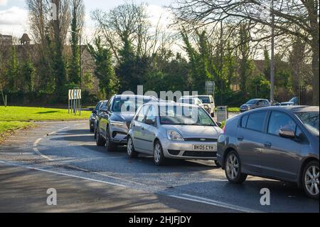 Slough, Berkshire, Regno Unito. 29th Gennaio 2022. M4 traffico deviato in coda sul A4 in Slough. La M4 è chiusa di nuovo questo fine settimana in entrambe le direzioni tra lo svincolo 5 per Langley e lo svincolo 6 per Slough. Il M4 è in fase di aggiornamento a una All Lanes Running Digital Smart Motorway che non avrà più una spalla dura, ma aree di rifugio intermittenti per guasti. Negli ultimi cinque anni nel Regno Unito sono morte 38 persone sulle autostrade intelligenti. I lavori pianificati per eventuali nuovi aggiornamenti delle autostrade intelligenti sono stati interrotti in attesa di una revisione della sicurezza. Credit: Maureen McLean/Alamy Live News Foto Stock