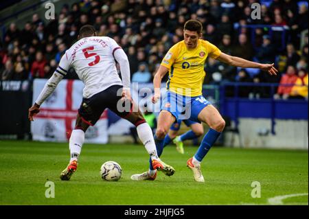 BOLTON, REGNO UNITO. JAN 29th Ricardo Santos del Bolton Wanderers FC affronta Ross Stewart del Sunderland AFC durante la partita della Sky Bet League 1 tra Bolton Wanderers e Sunderland al Reebok Stadium di Bolton sabato 29th gennaio 2022. (Credit: Ian Charles | MI News) Credit: MI News & Sport /Alamy Live News Foto Stock