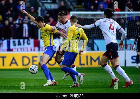 BOLTON, REGNO UNITO. JAN 29th Ross Stewart di Sunderland AFC sotto pressione da Aaron Morley del Bolton Wanderers FC durante la partita della Sky Bet League 1 tra Bolton Wanderers e Sunderland al Reebok Stadium di Bolton sabato 29th gennaio 2022. (Credit: Ian Charles | MI News) Credit: MI News & Sport /Alamy Live News Foto Stock