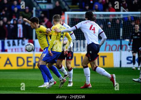 BOLTON, REGNO UNITO. JAN 29th Ross Stewart di Sunderland AFC sotto pressione da Aaron Morley del Bolton Wanderers FC durante la partita della Sky Bet League 1 tra Bolton Wanderers e Sunderland al Reebok Stadium di Bolton sabato 29th gennaio 2022. (Credit: Ian Charles | MI News) Credit: MI News & Sport /Alamy Live News Foto Stock