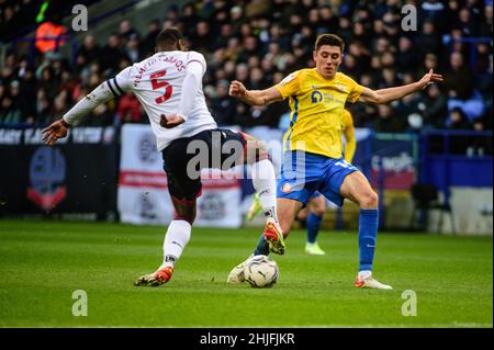 BOLTON, REGNO UNITO. JAN 29th Ricardo Santos del Bolton Wanderers FC affronta Ross Stewart del Sunderland AFC durante la partita della Sky Bet League 1 tra Bolton Wanderers e Sunderland al Reebok Stadium di Bolton sabato 29th gennaio 2022. (Credit: Ian Charles | MI News) Credit: MI News & Sport /Alamy Live News Foto Stock