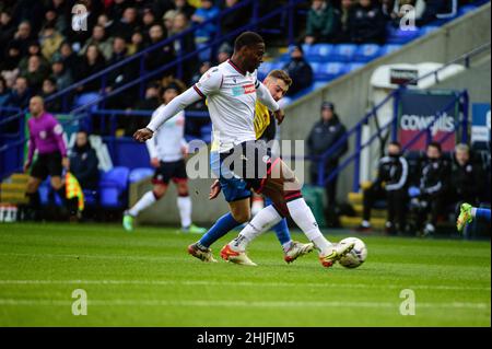 BOLTON, REGNO UNITO. GENNAIO 29th Ricardo Santos del Bolton Wanderers FC sotto pressione da Elliot Embleton di Sunderland AFC durante la partita Sky Bet League 1 tra Bolton Wanderers e Sunderland al Reebok Stadium di Bolton sabato 29th gennaio 2022. (Credit: Ian Charles | MI News) Credit: MI News & Sport /Alamy Live News Foto Stock