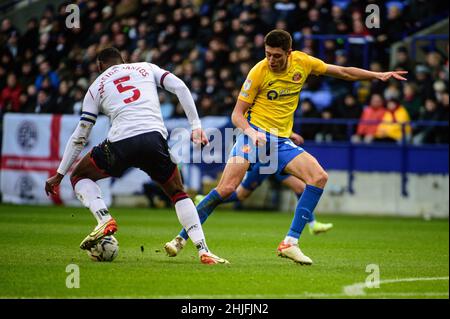 BOLTON, REGNO UNITO. JAN 29th Ricardo Santos del Bolton Wanderers FC affronta Ross Stewart del Sunderland AFC durante la partita della Sky Bet League 1 tra Bolton Wanderers e Sunderland al Reebok Stadium di Bolton sabato 29th gennaio 2022. (Credit: Ian Charles | MI News) Credit: MI News & Sport /Alamy Live News Foto Stock