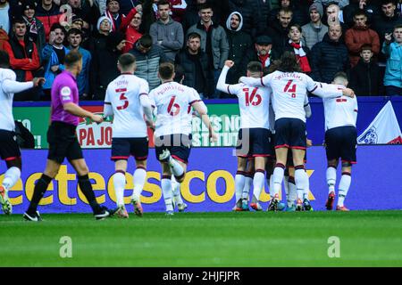 BOLTON, REGNO UNITO. GENNAIO 29th i giocatori di Bolton celebrano il loro traguardo di apertura durante la partita della Sky Bet League 1 tra Bolton Wanderers e Sunderland al Reebok Stadium di Bolton sabato 29th gennaio 2022. (Credit: Ian Charles | MI News) Credit: MI News & Sport /Alamy Live News Foto Stock