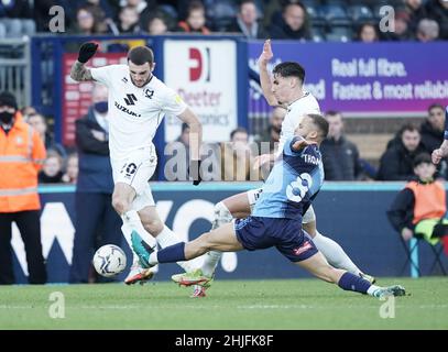 (L-R) Milton Keynes Dons' Troy Parrott, Theo Corbeanu e Alex Pattison di Wycombe Wanderers durante la partita della Sky Bet League One all'Adams Park Stadium, High Wycombe. Data foto: Sabato 29 gennaio 2022. Foto Stock