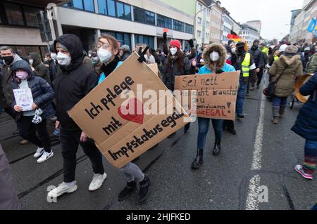 Friburgo, Germania. 29 gennaio 2022, bassa Sassonia, Osnabrück: Il dimostratore di una riunione ha indetto una bandiera "mi interessa il cuore - lo stato di vaccinazione non importa". I partecipanti si dimostrano contrari alla politica di Corona. Credit: dpa Picture Alliance/Alamy Live News Foto Stock