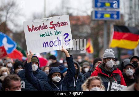 Friburgo, Germania. 29 gennaio 2022, bassa Sassonia, Osnabrück: Uno striscione "quante più siringhe vuoi?" è tenuto dal dimostratore di una riunione. I partecipanti si dimostrano contrari alla politica di Corona. Credit: dpa Picture Alliance/Alamy Live News Foto Stock