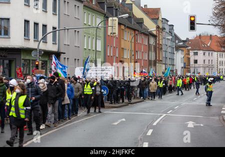 Friburgo, Germania. 29 gennaio 2022, bassa Sassonia, Osnabrück: I membri di una dimostrazione camminano attraverso una strada chiusa. I partecipanti si dimostrano contrari alla politica di Corona. Credit: dpa Picture Alliance/Alamy Live News Foto Stock