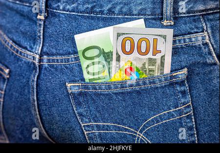 Mosca, Russia - 24 novembre 2017: Banconote in dollari americani, valuta in euro con carta di credito in tasca jeans. Denaro per viaggi e shopping. Foto Stock