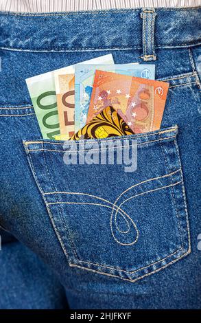 Mosca, Russia - 24 novembre 2017: Banconote in euro con carta di credito nella tasca posteriore dei jeans. Denaro per viaggi e shopping Foto Stock