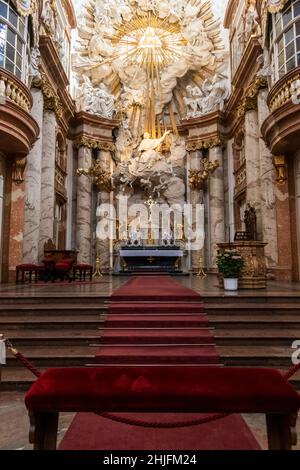Bellissimo interno e altare della chiesa di Karlskirche a Vienna, Austria Foto Stock