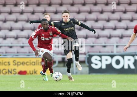 NORTHAMPTON, REGNO UNITO. GENNAIO 29th l'Idris Kanu di Northampton Town viene sfidato dall'Ash Hunter di Salford City durante la seconda metà della partita della Sky Bet League 2 tra Northampton Town e Salford City al PTS Academy Stadium di Northampton sabato 29th gennaio 2022. (Credit: John Cripps | MI News) Credit: MI News & Sport /Alamy Live News Foto Stock