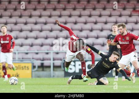 NORTHAMPTON, REGNO UNITO. GENNAIO 29th l'Idris Kanu di Northampton Town viene sfidato dall'Ash Hunter di Salford City durante la seconda metà della partita della Sky Bet League 2 tra Northampton Town e Salford City al PTS Academy Stadium di Northampton sabato 29th gennaio 2022. (Credit: John Cripps | MI News) Credit: MI News & Sport /Alamy Live News Foto Stock