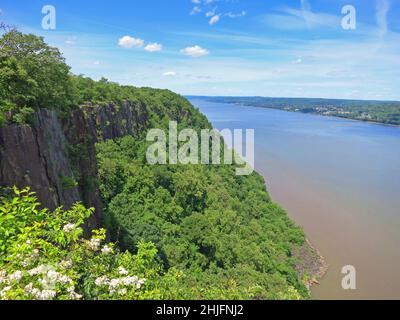 New Jersey, New York state Line, vista sulle scogliere di Palisade e sul fiume Hudson. Foto Stock