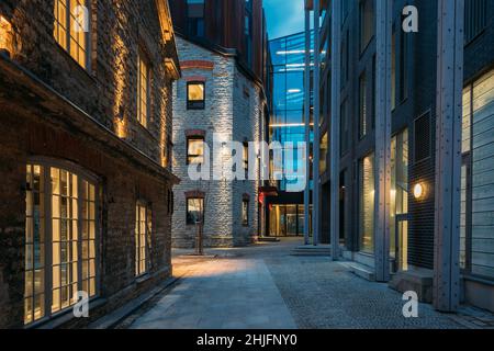 Tallinn, Estonia. Vista della storica città di Rotermann in serata Illuminazioni. Il quartiere Rotermann comprende vecchi edifici industriali con nuova funzione Foto Stock