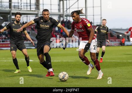 NORTHAMPTON, REGNO UNITO. GENNAIO 29th il Tyler Magloire di Northampton Town partecipa alla Corrie Ndaba di Salford City durante la seconda metà della partita della Sky Bet League 2 tra Northampton Town e Salford City al PTS Academy Stadium di Northampton sabato 29th gennaio 2022. (Credit: John Cripps | MI News) Credit: MI News & Sport /Alamy Live News Foto Stock