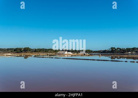 Tradizionale saleria, situata nella città maiorchina di Colonia de Sant Jordi, in una giornata di sole Foto Stock