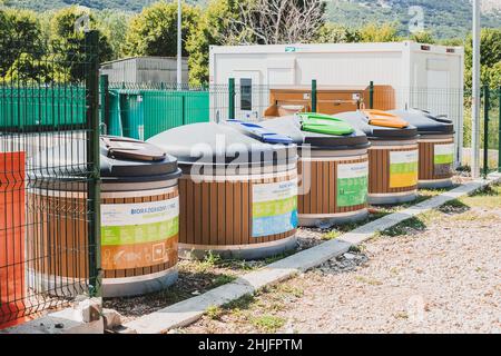 Krk, Croazia - 24 agosto 2021: Contenitori con diversi tipi di rifiuti presso il centro di smistamento dei rifiuti urbani Foto Stock