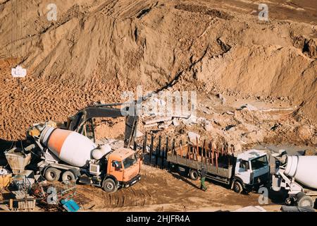 Minsk, Bielorussia. Unità e camion per il trasporto di calcestruzzo speciale (miscelatore in-Transit) nel cantiere cittadino. Costruzione di case Foto Stock