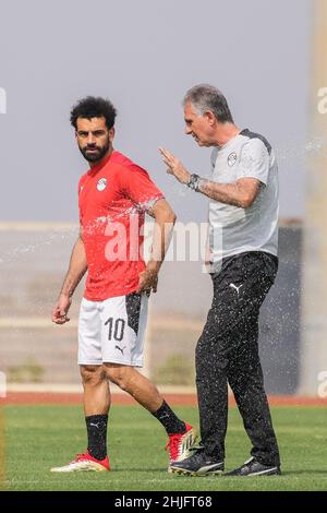 Camerun, Yaounde, 29 gennaio 2022. Coach Carlos Queiroz e Mohamed Salah d'Egitto durante la sessione di allenamento in vista della partita di quarto-finale tra Egitto e Marocco alla Coppa delle nazioni dell'Africa, al campo di allenamento Olembe Stadium. Credit: Sebo47/Alamy Live News Foto Stock