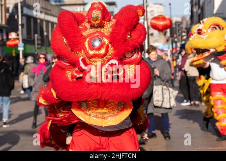 Ballerini di leoni al Capodanno cinese 2022, evento di festa di Capodanno lunare in High Street, Southend on Sea, Essex, Regno Unito. Costumi tradizionali Foto Stock