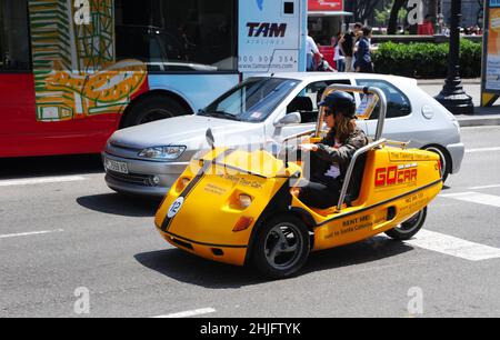 Veicolo a tre ruote che viaggia a Barcellona, Spagna. Foto Stock
