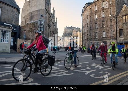 Edimburgo Scozia, Regno Unito gennaio 29 2022. I ciclisti di massa critica attraversano il centro della città per sensibilizzare i clienti sulle modifiche apportate al codice autostradale. Credit sst/alamy live news Foto Stock