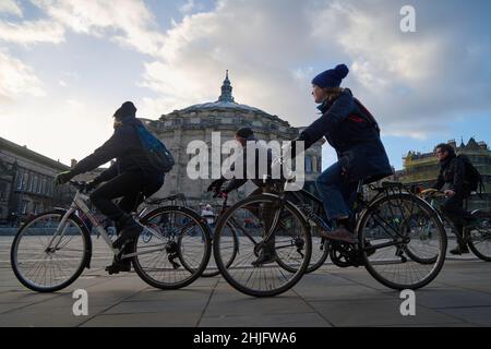 Edimburgo Scozia, Regno Unito gennaio 29 2022. I ciclisti di massa critica attraversano il centro della città per sensibilizzare i clienti sulle modifiche apportate al codice autostradale. Credit sst/alamy live news Foto Stock