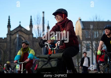 Edimburgo Scozia, Regno Unito gennaio 29 2022. I ciclisti di massa critica attraversano il centro della città per sensibilizzare i clienti sulle modifiche apportate al codice autostradale. Credit sst/alamy live news Foto Stock