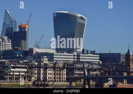 Londra, Regno Unito 13th gennaio 2022. 20 Fenchurch Street, noto anche come Walkie Talkie Building e Millennium Bridge, con un cielo blu chiaro. Foto Stock