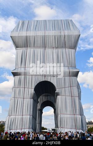 Persone che guardano un'installazione d'arte che presenta l'Arco di Trionfo avvolto in un gigantesco foglio di tessuto come parte di un progetto di Bulga Foto Stock