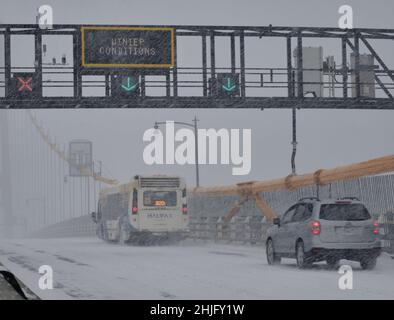 Halifax, Nuova Scozia, Canada. Gennaio 29th, 2022. Traffico ridotto sul ponte MacDonald in Halifax con quasi zero visibilità durante una tempesta invernale di neve Foto Stock