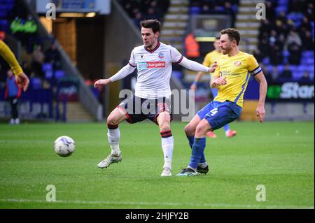 BOLTON, REGNO UNITO. JAN 29th Kieran Lee of Bolton Wanderers FC tiene fuori Corry Evans of Sunderland AFC durante la partita della Sky Bet League 1 tra Bolton Wanderers e Sunderland al Reebok Stadium di Bolton sabato 29th gennaio 2022. (Credit: Ian Charles | MI News) Credit: MI News & Sport /Alamy Live News Foto Stock