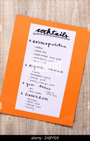 Menu di cocktail fatto a mano su sfondo di legno vintage. Foto Stock