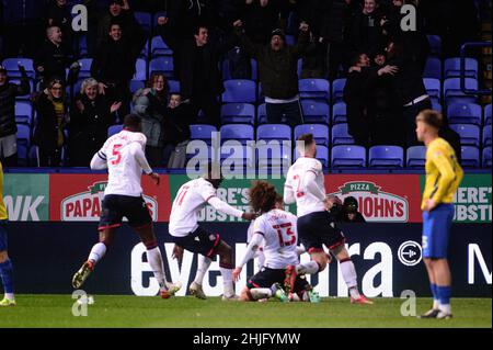 BOLTON, REGNO UNITO. GENNAIO 29th i giocatori di Bolton festeggiano il loro sesto gol durante la partita della Sky Bet League 1 tra Bolton Wanderers e Sunderland al Reebok Stadium di Bolton sabato 29th gennaio 2022. (Credit: Ian Charles | MI News) Credit: MI News & Sport /Alamy Live News Foto Stock